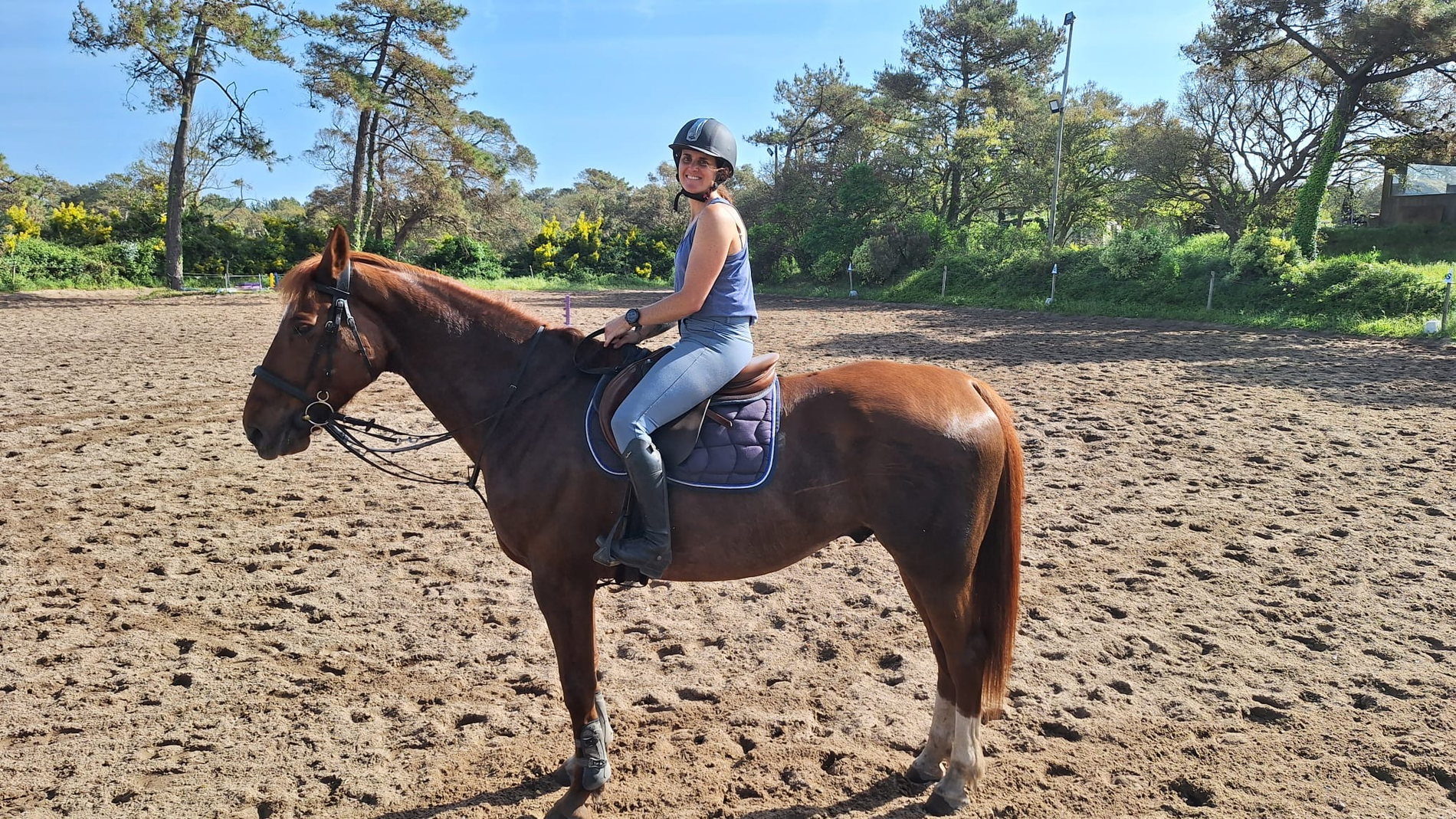 Léa à cheval dans une carrière